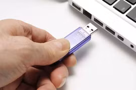 Dù đã quá lỗi thời, bạn vẫn nên có cho mình một chiếc USB