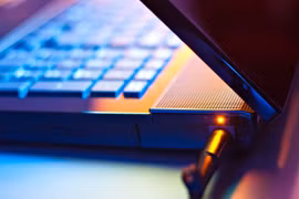 Vừa sạc vừa dùng laptop có sao không?