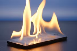 Nguy hiểm thế nào khi để điện thoại dưới ánh nắng?