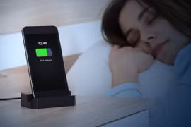 Apple cảnh báo nguy hiểm tiềm ẩn khi sạc iPhone qua đêm