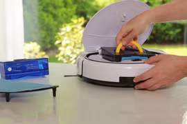 Cách vệ sinh robot hút bụi đơn giản tại nhà