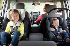 Vì sao nên để trẻ ngồi quay mặt về phía sau xe ô tô?