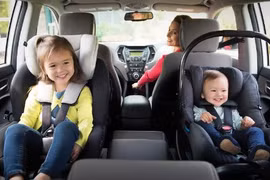 Vì sao nên để trẻ ngồi quay mặt về phía sau xe ô tô?