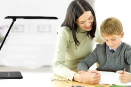 Tiêu chí chọn đèn học để bảo vệ đôi mắt cho trẻ