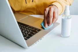 Cách loại bỏ mồ hôi và dầu trên MacBook cực hiệu quả