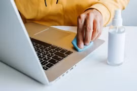 Cách loại bỏ mồ hôi và dầu trên MacBook cực hiệu quả