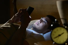 Sử dụng điện thoại trước khi ngủ: 5 tác hại nghiêm trọng