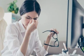 Ngồi làm việc máy tính khiến mắt bị khô và biện pháp khắc phục
