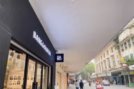 Cận cảnh con phố duy nhất của Hà Nội có mái che vỉa hè