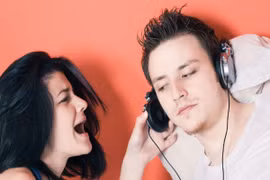 6 tác hại tiềm ẩn khi đeo tai nghe quá nhiều