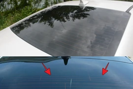 Đường kẻ ngang trên kính sau ô tô có tác dụng gì?