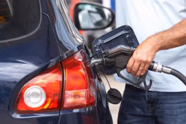 Vì sao không nên đổ xăng đầy bình ô tô?