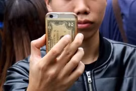 Mối hiểm họa lớn từ thói quen bỏ tiền trong ốp lưng điện thoại