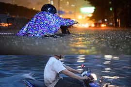 Cách "cấp cứu" xe máy nếu bị chết máy khi đi vào đường ngập nước