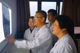 Bé trai đau đầu hơn nửa tháng, biết nguyên nhân gia đình ngã quỵ