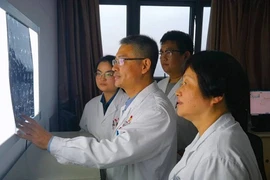 Bé trai đau đầu hơn nửa tháng, biết nguyên nhân gia đình ngã quỵ