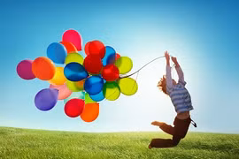 Trẻ bị bỏng vì nổ bóng bay, sơ cứu tại nhà thế nào?