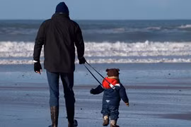 Xích tay con khi đi siêu thị, hot mom gây tranh cãi