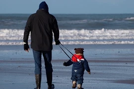 Xích tay con khi đi siêu thị, hot mom gây tranh cãi