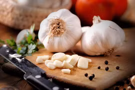 Mắc bệnh dạ dày, bệnh nhân ăn tỏi mỗi ngày và kết đắng
