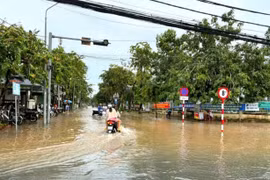Cần Thơ: Triều cường vượt báo động 3, ngập sâu nhiều tuyến đường