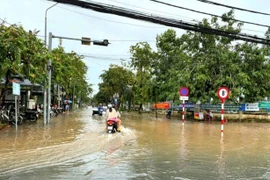 Cần Thơ: Triều cường vượt báo động 3, ngập sâu nhiều tuyến đường