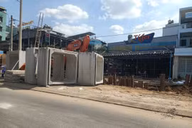 TP. HCM: Nhà thầu thi công đường Dương Quảng Hàm, đúc cống ngay vỉa hè?