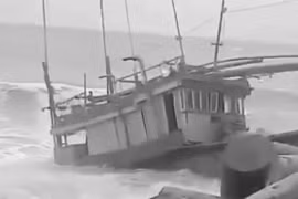 Tàu cá ngư dân tiền tỷ bị sóng đánh chìm, lãnh đạo huyện nói… “chuyện bình thường”