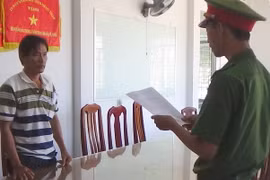 Gã hàng xóm nhiều lần dụ dỗ xâm hại bé gái 14 tuổi