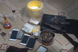 Tàng trữ cả xô ma túy cùng khẩu súng quân dụng và hàng trăm viên đạn