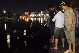 Tìm thấy thi thể người phụ nữ chạy xe máy rơi xuống hồ Bún Xáng lúc triều cường dâng cao