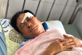 Con rể và người yêu con gái cầm chai bia đánh cha vợ tới tấp