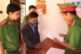 Bắt tạm giam cha dượng thuê người đánh con riêng của vợ