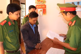 Bắt tạm giam cha dượng thuê người đánh con riêng của vợ