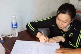 Bắt người phụ nữ vận chuyển thuốc lá lậu lúc rạng sáng