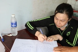 Bắt người phụ nữ vận chuyển thuốc lá lậu lúc rạng sáng