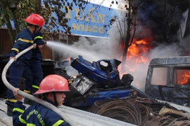 Cháy ngùn ngụt tại cơ sở mua bán lốp ôtô cũ 