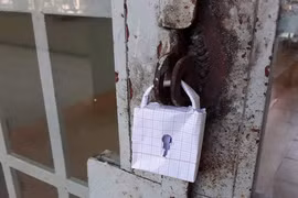 “Chết cười” với ổ khóa có cũng như không của lớp nhà người ta