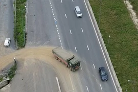 Xe chở đất "xé rào" vào cao tốc bị phạt hơn 2 tỷ đồng 