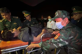 Bộ đội Biên phòng ứng cứu thuyền viên nước ngoài gặp bạo bệnh