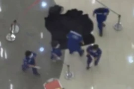 Nhân chứng kể thời khắc thiếu niên rơi từ tầng 7 TTTM 