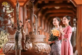 Đi lễ đầu năm, vào đền hay chùa trước, cần chuẩn bị những gì?