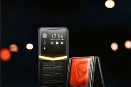 Xuýt xoa điện thoại gập hơn trăm triệu, đại gia thích mê 