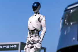 Robot hình người sở hữu bộ não siêu máy tính, đôi mắt đại bàng