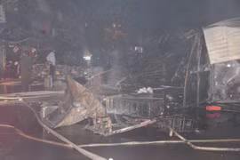 Chợ Thanh Đa cháy lớn trong đêm, 7 kiốt bị thiêu rụi