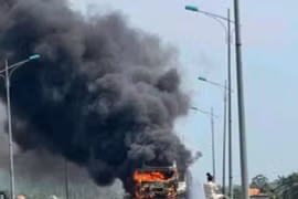  Xe tải bốc cháy dữ dội trên Quốc lộ 1A đoạn qua Quảng Ngãi