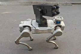 Chó robot của quân đội Trung Quốc mang tên lửa, vượt sông