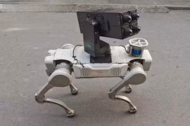 Chó robot của quân đội Trung Quốc mang tên lửa, vượt sông