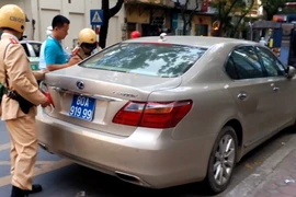 Tạm giữ xe Lexus biển xanh 80A-919.99 nghi biển giả