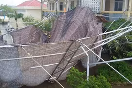 9 học sinh nhập viện vì sập mái che sân trường